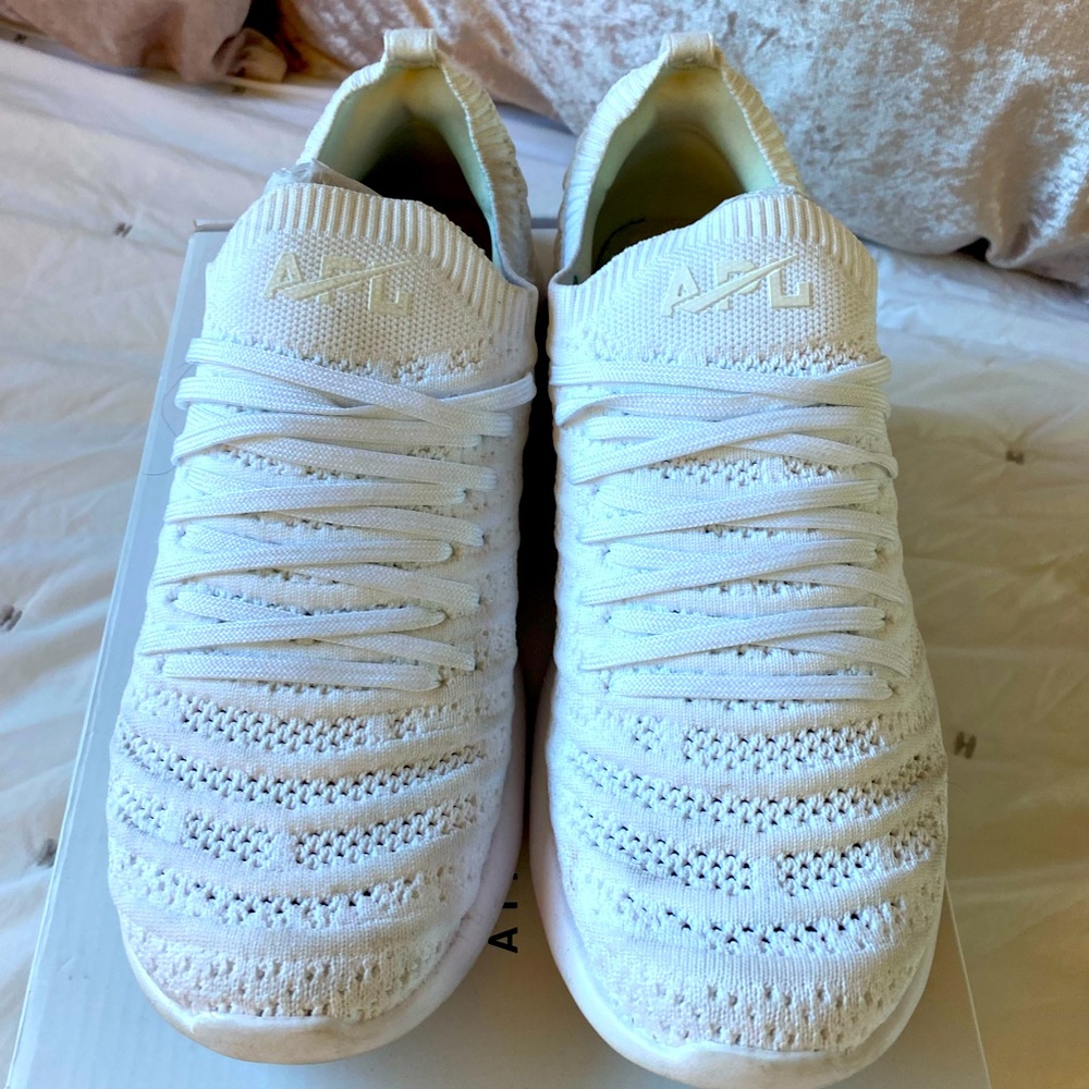 Women’s APL tech loom wave in white